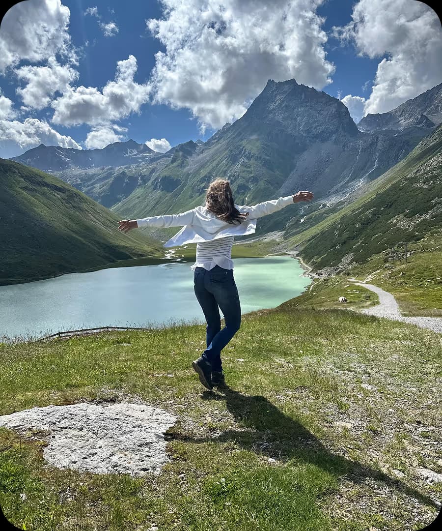 Mensch an einem Bergsee