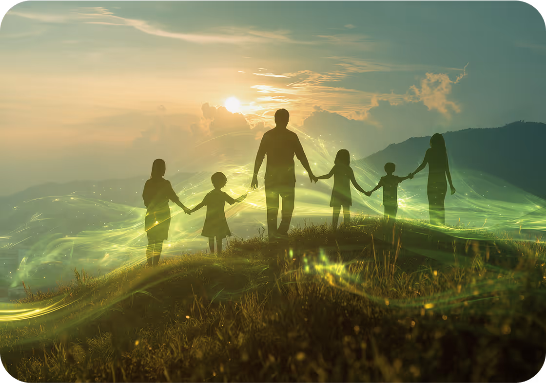 Familie hält sich bei Sonnenuntergang an den Händen