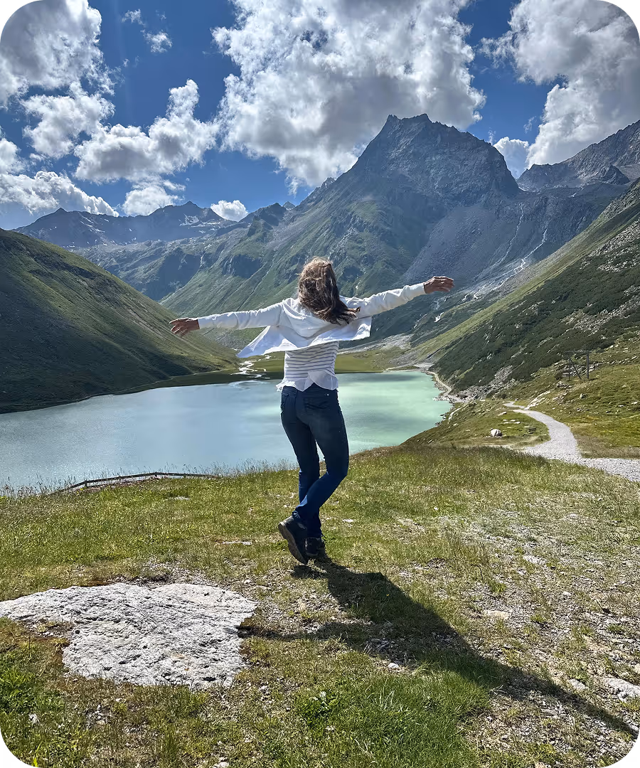 Mensch an einem Bergsee